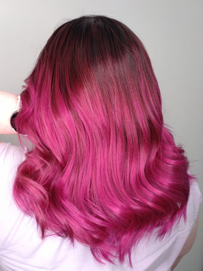 pinkiksi värjätyt hiukset